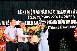 Đại diện học sinh tặng hoa chúc mừng kỷ niệm ngày Nhà Giáo Việt Nam 20/11 cho thầy giáo Lê Vinh