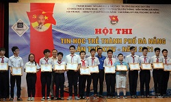 Các học sinh đạt thành tích cao tại Hội thi Tin học trẻ Đà Nẵng lần thứ 24 năm 2021 nhận khen thưởng từ Ban Tổ chức