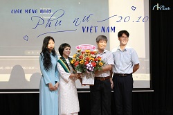 Đại diện học sinh tặng hoa cho cô giáo Hoàng Thị Bảo Kim (TT Tổ tiếng Anh) và thầy giáo Lê Vinh - Hiệu trưởng nhà trường