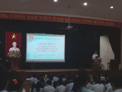 Thầy giáo Lê Vinh - Bí thư Đảng bộ, Hiệu trưởng nhà trường phát biểu tại Lễ Kỷ niệm 128 năm ngày sinh nhật Bác
