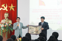 Hiệu trưởng trường Keiai trao quà lưu niệm cho thầy giáo Lê Vinh  - Hiệu trưởng nhà trường