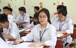 Học sinh lớp 12B Trường THPT Quan Lạn trong giờ học.