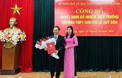Bà Lê Thị Bích Thuận - Thành ủy viên, Giám đốc Sở GD&ĐT Đà Nẵng tặng hoa chúc mừng thầy Lê Thanh Hải - Hiệu trưởng nhà trường