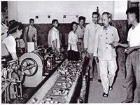 Chủ tịch Hồ Chí Minh thăm Nhà máy diêm Thống Nhất Hà Nội (16-8-1956) với đôi dép cao su quen thuộc 