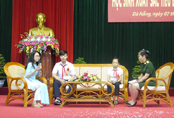 Đỗ Kiều Thanh Hiền (bìa trái) tham gia giao lưu tại buổi gặp mặt, tôn vinh học sinh xuất sắc tiêu biểu năm học 2015 – 2016 do Bộ Tư lệnh Quân khu 5 tổ chức
