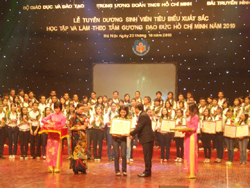 Thứ trưởng Bộ GD&ĐT Trần Quang Quý trao bằng khen cho các sinh viên xuất sắc