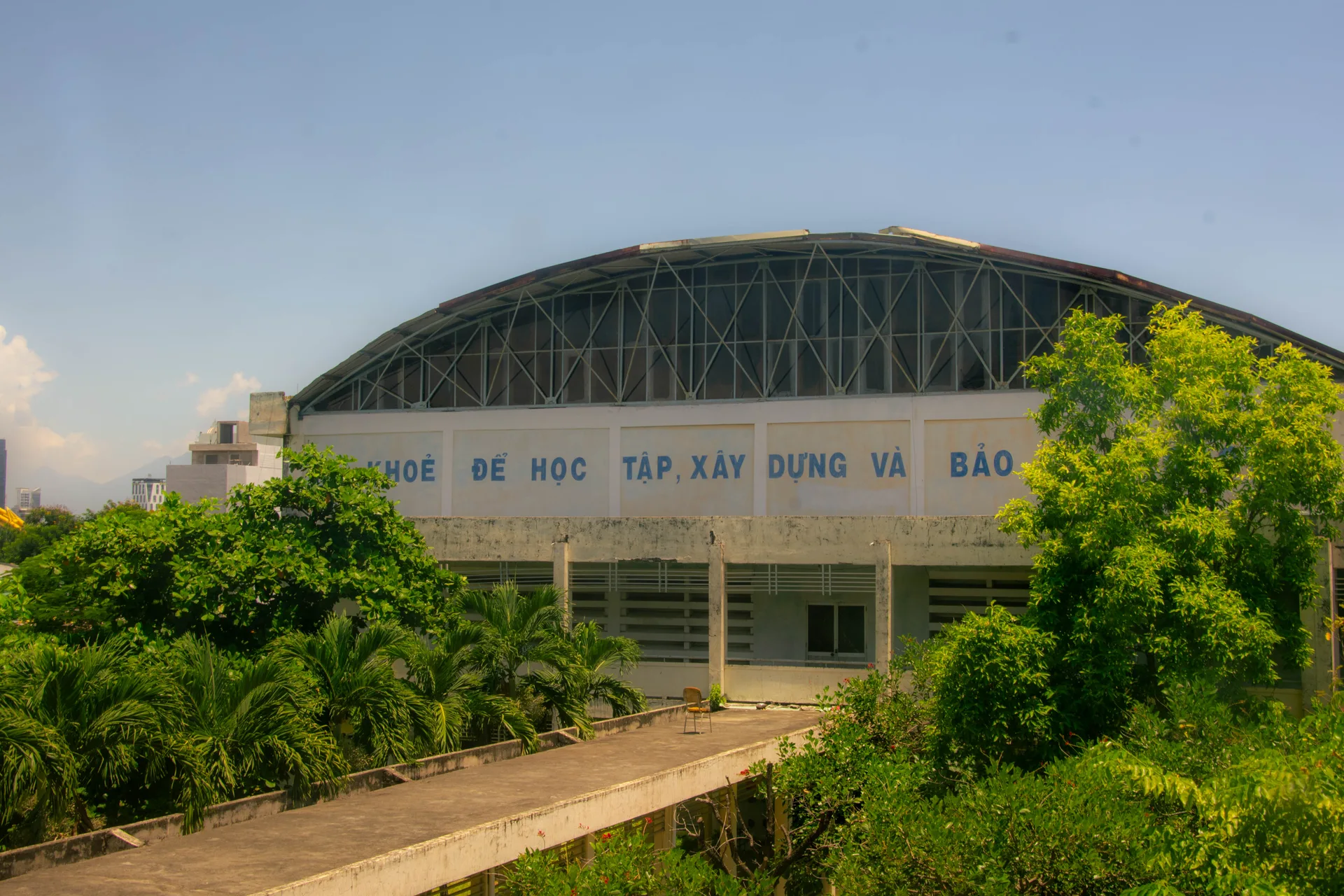Học sinh trường THPT chuyên Lê Quý Đôn vinh dự đón nhận Huân chương Lao động hạng Ba của Chủ tịch nước và Bằng khen của Bộ trưởng Bộ Giáo dục và Đào tạo