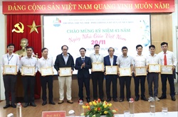 Trường THPT chuyên Lê Quý Đôn tuyên dương, khen thưởng giáo viên tiêu biểu